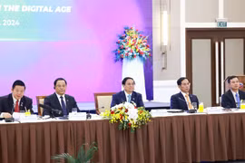 Thủ tướng Phạm Minh Chính, Thủ tướng Lào Sonexay Siphandone (thứ hai, từ trái sang) cùng Tổng Thư ký ASEAN Kao Kim Hourn (ngoài cùng, bên trái) tham dự Tọa đàm với doanh nghiệp ASEAN và đối tác. (Ảnh: Dương Giang/TTXVN)