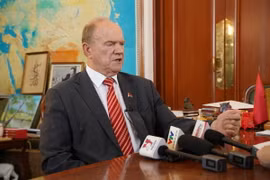 Chủ tịch KPRF Gennady Zyuganov trả lời phỏng vấn phóng viên TTXVN tại Liên bang Nga. (Ảnh: Duy Trinh/TTXVN)