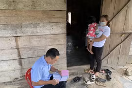 Trung tâm Kiểm soát Bệnh tật tỉnh Đắk Lắk kiểm tra thông tin tiêm chủng phòng bệnh viêm não Nhật Bản tại khu vực ghi nhận trường hợp mắc bệnh. (Ảnh: TTXVN phát)