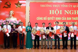 Ủy viên Trung ương Đảng, Bí thư Tỉnh ủy, Chủ tịch HĐND tỉnh Bùi Thị Quỳnh Vân và Phó Bí thư Tỉnh ủy Đinh Thị Hồng Minh trao quyết định và tặng hoa chúc mừng các cán bộ được điều động, luân chuyển. (Nguồn: Báo Quảng Ngãi)