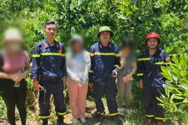 Các sinh viên được lực lượng Công an Thừa Thiên-Huế kịp thời cứu nạn. (Ảnh do công an cung cấp)