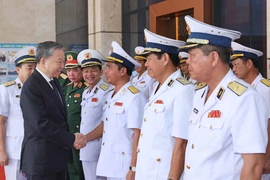 Chủ tịch nước Tô Lâm với lãnh đạo Bộ Tư lệnh Quân chủng Hải quân. (Ảnh: Nhan Sáng/TTXVN)