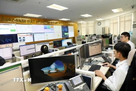 Hoạt động tại Trung tâm Giám sát hệ thống công nghệ thông tin Cục Thuế (Bộ Tài chính). (Ảnh: Phạm Hậu/TTXVN)