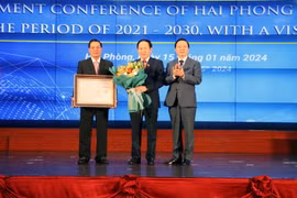 Phó Thủ tướng Chính phủ Trần Hồng Hà trao quyết định phê duyệt Quy hoạch thành phố Hải Phòng thời kỳ 2021-2030, tầm nhìn đến năm 2050. (Ảnh: Hoàng Ngọc/TTXVN)