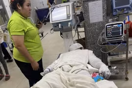Công nhân bị bỏng đang được cấp cứu tại Bệnh viện Đa khoa tỉnh Bình Dương. (Ảnh: TTXVN phát)