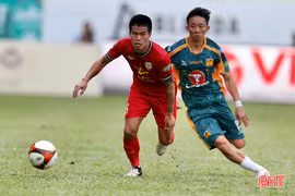 Một pha đi bóng của cầu thủ Hà Tĩnh.