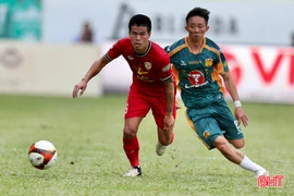 Một pha đi bóng của cầu thủ Hà Tĩnh.