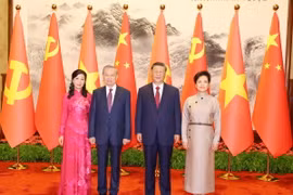 Tổng Bí thư, Chủ tịch nước Trung Quốc Tập Cận Bình và Phu nhân cùng Tổng Bí thư, Chủ tịch nước Tô Lâm và Phu nhân chụp ảnh chung. (Ảnh: Trí Dũng/TTXVN)