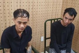 Hai đối tượng Y Yiang Niê và Nguyễn Đức Minh Tiến đang bị tạm giữ hình sự tại cơ quan điều tra. (Nguồn: Công an Nhân dân)