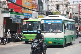 Người dân bịt kín khi lưu thông bằng xe máy trên đường ở Thành phố Hồ Chí Minh. (Ảnh: Hồng Đạt/TTXVN)