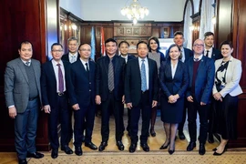 Phó Chủ tịch Kiểm toán Nhà nước Hungary, bà Monika Karas, chụp ảnh chung với Đoàn công tác. (Ảnh: TTXVN phát)