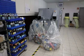 Khu vực phân loại và nhận chai nhựa, chai thủy tinh tại Trung tâm thương mại Redi (thủ đô Helsinki, Phần Lan). (Ảnh: Diệp Trương/TTXVN)