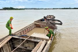 Lực lượng công an phát hiện một thuyền gỗ vỏ nhôm khai thác trái phép. (Ảnh minh họa: TTXVN phát)