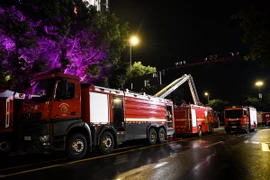 Xe cứu hỏa được triển khai dập lửa tại hiện trường một vụ cháy ở Trung Quốc. (Ảnh: THX/TTXVN)