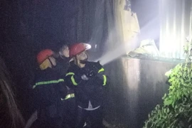 Lực lượng tổ chức chữa cháy. (Ảnh minh họa: TTXVN phát)