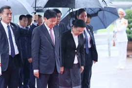 Tổng Bí thư, Chủ tịch nước Lào Thongloun Sisoulith cùng Phu nhân đặt vòng hoa và vào lăng viếng Chủ tịch Hồ Chí Minh. (Ảnh: An Đăng/TTXVN)