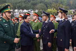 Thủ tướng Phạm Minh Chính thăm, chúc Tết các lực lượng đang thực hiện nhiệm vụ tại Cửa khẩu Quốc tế Trà Lĩnh. (Ảnh: Dương Giang/TTXVN)