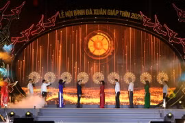 Nhấn nút ra mắt tuyến du lịch 'Con đường di sản Nam Thăng Long-Hà Nội.' (Ảnh: TTXVN phát)