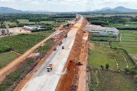 Máy móc, thiết bị được huy động tối đa nhằm đẩy nhanh tiến độ thi công dự án cao tốc Hàm Nghi-Vũng Áng thuộc Dự án Cao tốc Bắc-Nam đoạn qua Hà Tĩnh. (Ảnh: Hữu Quyết/TTXVN)