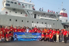 Đoàn 47 kiều bào từ 22 quốc gia về với Trường Sa. (Ảnh: Thu Phương/TTXVN)