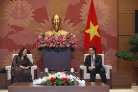 Chủ tịch Quốc hội Vương Đình Huệ tiếp Đại sứ New Zealand tại Việt Nam Tredene Dobson. (Ảnh: Nhan Sáng/TTXVN)