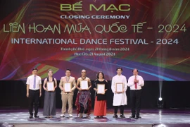 Ban tổ chức trao 5 huy chương vàng cho các tiết mục có chất lượng nghệ thuật cao. (Ảnh: Tường Vi/TTXVN)