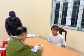 Đối tượng Hờ A Dúa tại cơ quan công an. (Ảnh: TTXVN phát)