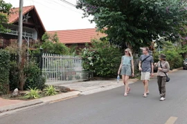 Du khách nước ngoài tham quan buôn du lịch cộng đồng Ako Dhông, phường Tân Lợi, thành phố Buôn Ma Thuột, tỉnh Đắk Lắk. (Ảnh: Hoài Thu/TTXVN)