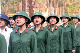 Trang nghiêm hát Quốc ca trong buổi chào cờ đầu tuần đầu tiên trong màu áo quân nhân. (Ảnh: Xuân Khu/TTXVN)