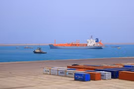 Tàu thuyền neo tại cảng ở thành phố Hodeida (Yemen), bên bờ Biển Đỏ. (Ảnh: AFP/TTXVN)