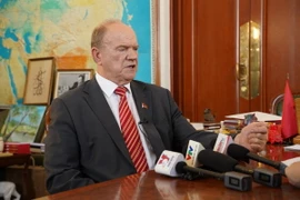 Chủ tịch KPRF Gennady Zyuganov trả lời phỏng vấn phóng viên TTXVN tại Liên bang Nga. (Ảnh: Duy Trinh/TTXVN)