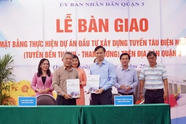 Ủy ban Nhân dân quận 3 và Ban Quản lý Đường sắt Đô thị Thành phố Hồ Chí Minh ký bàn giao mặt bằng Dự án metro Bến Thành-Tham Lương. (Ảnh: TTXVN phát)