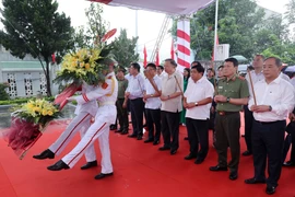 Chủ tịch nước Tô Lâm và các đại biểu dâng hương, dâng hoa tưởng niệm ông Hoàng Đình Giong. (Ảnh: Nhan Sáng/TTXVN)