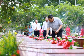 Thủ tướng Phạm Minh Chính thắp hương phần mộ liệt sỹ tại Nghĩa trang Liệt sỹ thành phố Cần Thơ. (Ảnh: Dương Giang/TTXVN)
