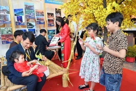 Các thiếu nhi kiều bào thích thú với những sản phẩm thủ mang đậm nét văn hóa truyền thống. (Ảnh: Xuân Khu/TTXVN)