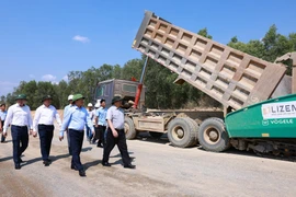 Thủ tướng Phạm Minh Chính kiểm tra tiến độ thi công Dự án Cao tốc Vân Phong-Nha Trang. (Ảnh: Dương Giang/TTXVN)