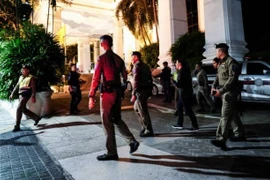 Cảnh sát được triển khai bên ngoài khách sạn Grand Hyatt Erawan ở Bangkok, Thái Lan, nơi phát hiện thi thể người Việt, ngày 16/7. (Ảnh: Getty Images/TTXVN)