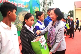 Thường trực Ban Bí thư Trương Thị Mai tặng quà, chúc Tết nhân dân biên giới xã Dân Hóa, huyện Minh Hóa, Quảng Bình. (Ảnh: Võ Dung/TTXVN)