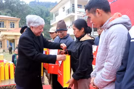 Ông Đỗ Văn Chiến tặng quà hộ nghèo, công nhân lao động có hoàn cảnh khó khăn và hộ gia đình chính sách của huyện Chợ Đồn. (Ảnh: Vũ Hoàng Giang/TTXVN)