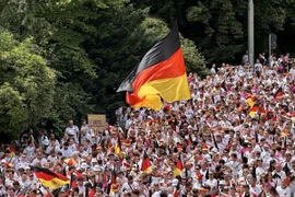 Cổ động viên đội tuyển Đức tập trung ở trung tâm thành phố Stuttgart và diễu hành về sân Stuttgart Arena, nơi diễn ra trận tứ kết đầu tiên của EURO 2024 giữa đội chủ nhà Đức và Tây Ban Nha. (Ảnh: Anh Ngọc/TTXVN)