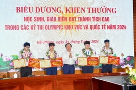 Bí thư Thành ủy Hải Phòng Lê Tiến Châu trao thưởng cho các học sinh đạt thành tích cao trong kỳ thi Olympic khu vực và quốc tế. (Ảnh: Minh Huệ/TTXVN)