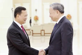 Chủ tịch nước Tô Lâm với Thủ tướng Campuchia Hun Manet. (Ảnh: Nhan Sáng/TTXVN)