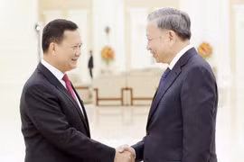 Chủ tịch nước Tô Lâm với Thủ tướng Campuchia Hun Manet. (Ảnh: Nhan Sáng/TTXVN)