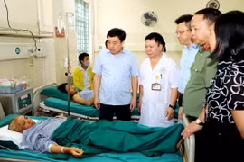 Lãnh đạo tỉnh Hà Giang và Ủy ban An toàn Giao thông Quốc gia thăm hỏi, động viên, hỗ trợ nạn nhân bị thương đang cấp cứu, điều trị tại Bệnh viện Đa khoa tỉnh Hà Giang. (Ảnh: TTXVN)