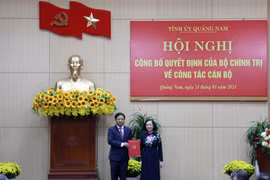 Thường trực Ban Bí thư Trương Thị Mai trao quyết định cho ông Lương Nguyễn Minh Triết. (Ảnh: Trần Tĩnh/TTXVN)