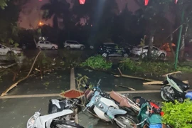 Nhiều xe máy tại Khu Đô thị Đặng Xá, Gia Lâm (Hà Nội) bị đổ và thiệt hại do mưa lớn và gió giật mạnh tối 20/4. (Ảnh TTXVN phát)