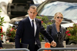 Hunter Biden cùng vợ Melissa Cohen Biden tới tòa án Wilmington, ở Delaware, ngày 3/6. (Nguồn: AFP)