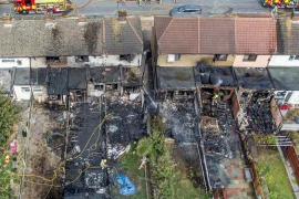 Tổ hợp khu thương mại và căn hộ ở Dagenham, phía Đông thủ đô London, Anh bị thiêu rụi. (Nguồn: Mirror)