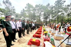 An táng hài cốt liệt sỹ tại Nghĩa trang Liệt sĩ Quốc gia Đường 9. (Ảnh: Nguyên Linh/TTXVN)