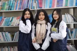 Ba gương mặt đoạt giải Nhất môn Địa lý là em Lam Giang, Thu Hiền và Thảo Vy. (Ảnh: Hoàng Ngà/TTXVN)
